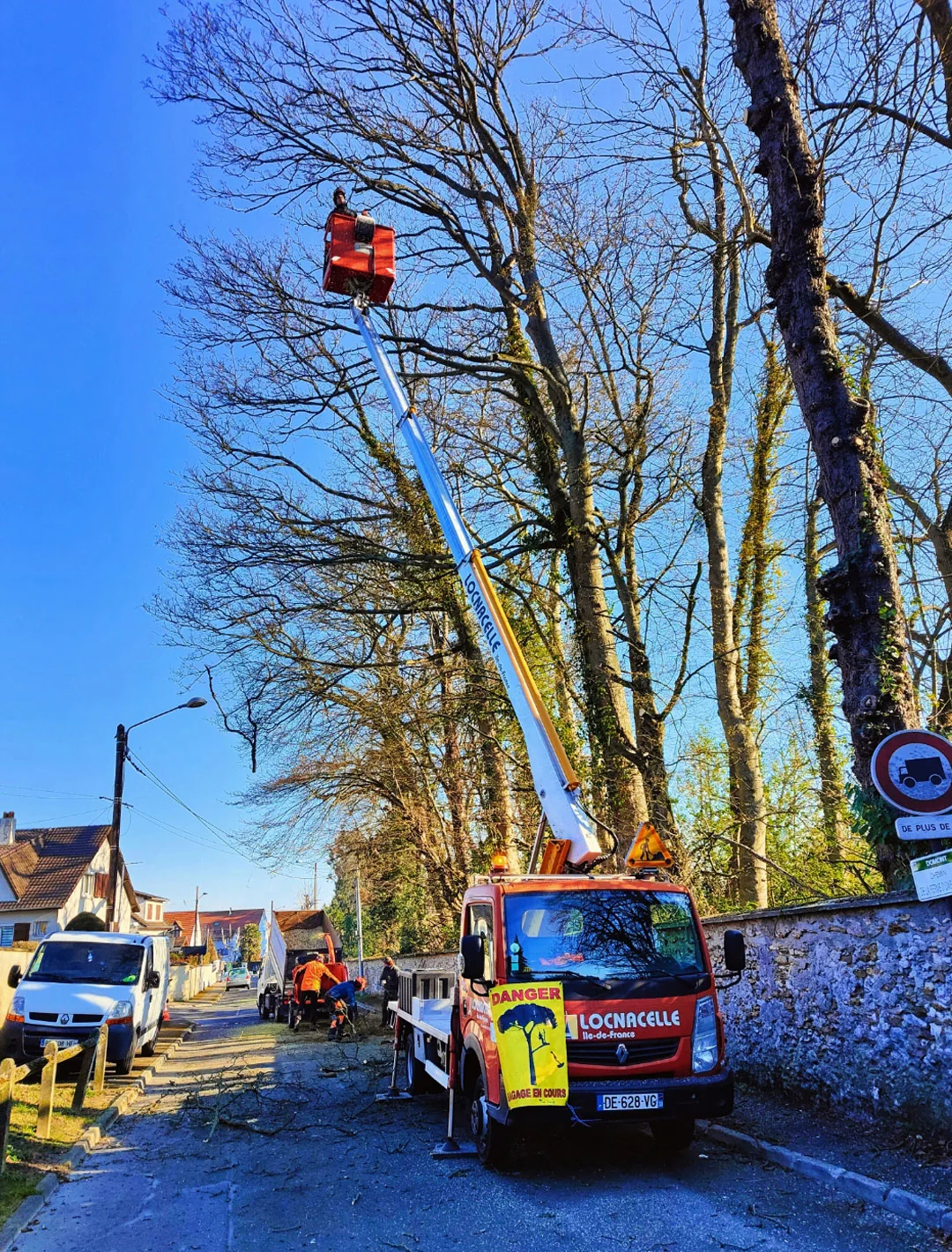 Nacelle déployée pour un chantier d'élagage à Chantilly